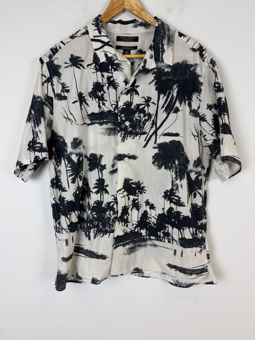 Banana Republic Black & White Palm-Print Short Sleeve Button-Down Shirt